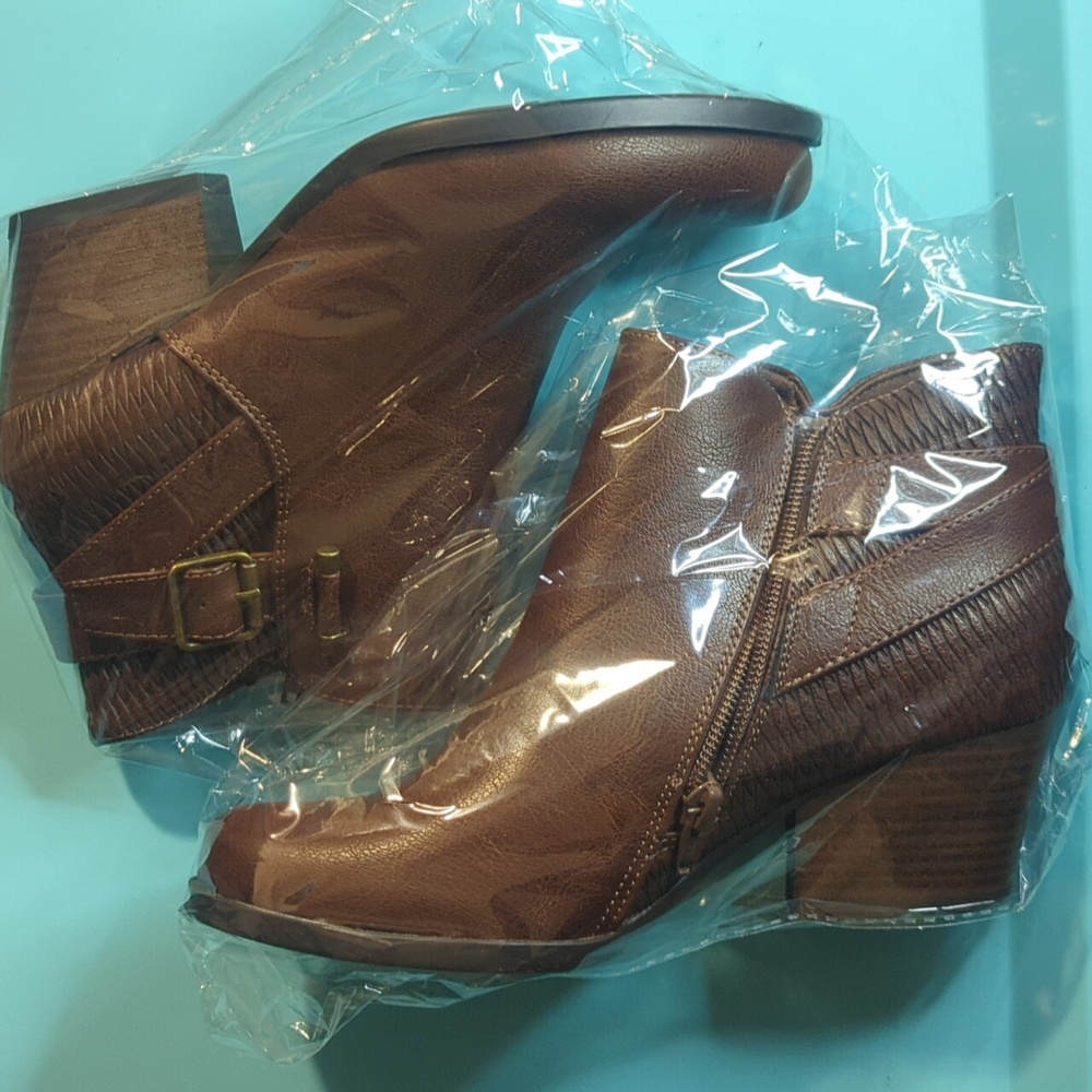 NWOT Baretrap Booties